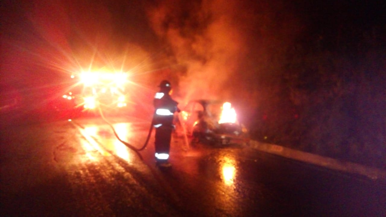 Se incendia vochito en la Tlaxcala-Apizaco